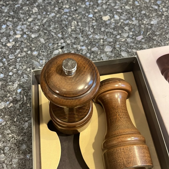 Vintage Wood OLDE THOMPSON Pepper Mill And Salt Shaker Set New Condition - Picture 10 of 10